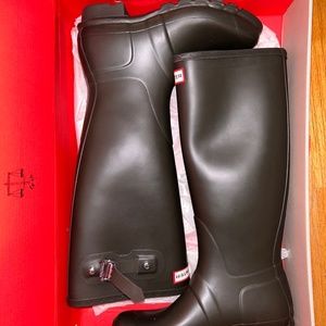 Hunter rain boots, dark olive